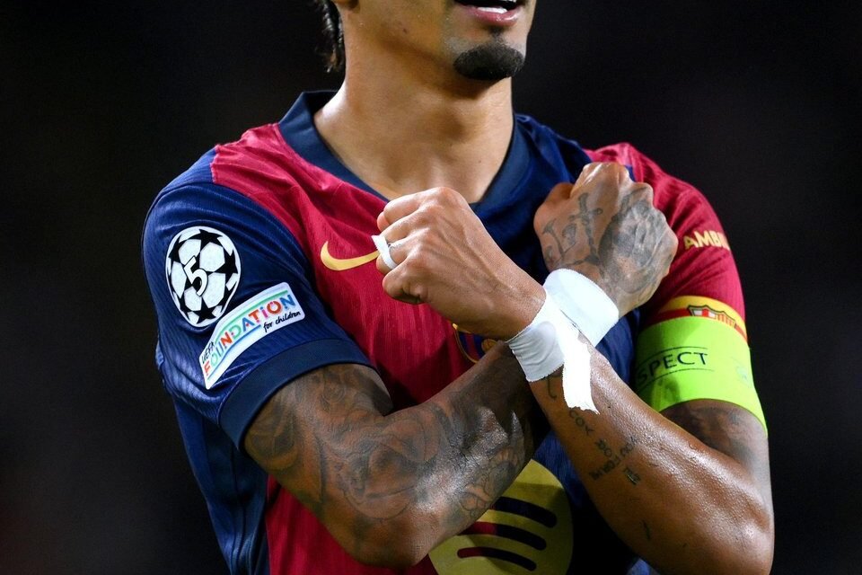 @FabrizioRomano: 🔵🔴🇧🇷 10 goals, 8 assists in 14 games this season. One more at the Bernabéu. Raphinha on fire. 🕺🏼✨