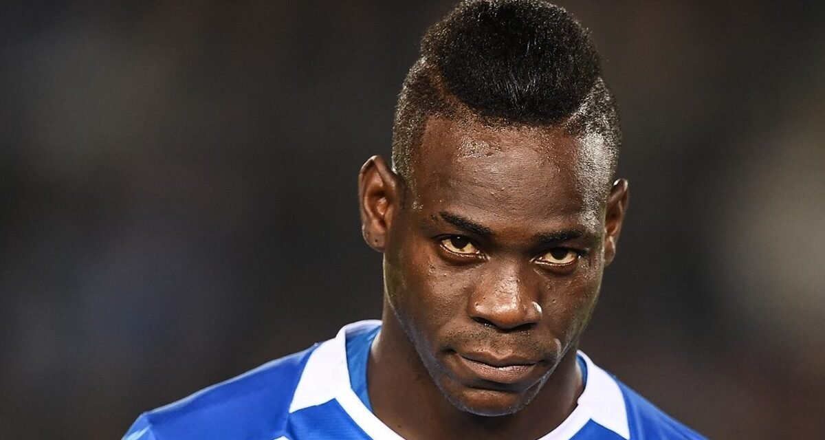 Balotelli torna in Serie A, ora è ufficiale: c’è la firma con il Genoa! Il comunicato del club rossoblù