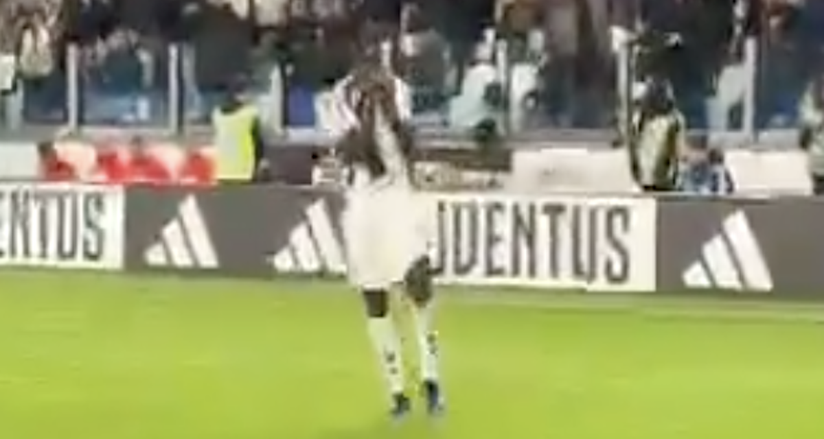 Weah esulta dopo la rete in Juve Parma e bacia lo stemma: tifosi in visibilio sui social